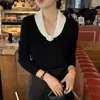 Atuendos de estilo coreano para otoño e invierno: un look relajado y sin esfuerzo con un suéter de punto, una capa interior de punto y un top blanco