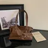 Bolsa tote casual estilo coreano com acabamento em couro encerado, grande capacidade, apresentando um pingente em formato de estrela e fivela de cinto, nova coleção outono 2026
