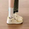 Zapatos Blancos de Suela Gruesa Estilo Coreano de Alto Valor para Mujer 2026 Nuevos Zapatos Casuales Zapatos de Tabla Otoñales Versátiles Zapatos de Pan para Mujer