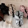 Pinza de plátano satinada plisada, estilo nuevo con pedrería, pinza de garra para cabello de color sólido para media coleta, pinza vertical de alta gama, accesorio para el cabello giratorio versátil