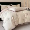 Conjunto de cama de quatro peças em renda de alta qualidade com uma sensação de luxo leve e sofisticada, capa de edredom bordada, lençol de baixo escovado e capa de edredom, adequado para todas as estações.