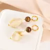 Nuevos Pendientes de Cuentas de Calabaza de Resina Color Café Estilo Chino, Pendientes Blancos de Longitud Media, Accesorios Elegantes y Versátiles para Regalo de Cumpleaños