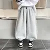 Calça de Tricô Listrada Color Block para Meninos Primavera e Outono Estilo Coreano Infantil Bonita Solta Calça Esportiva Calça Estilosa para Bebê Tendência