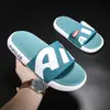 Venta especial de liquidación en pantuflas para hombre, disponibles en varios tamaños y estilos, incluyendo chanclas y sandalias de dedo, adecuadas para puestos y mercados nocturnos