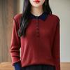 Suéter de lana con cuello tipo polo en contraste, manga larga, solapa semiabierta, corte entallado y costuras adelgazantes.