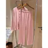 Pijama largo de terciopelo rosa dulce para mujer, nuevo estilo otoño e invierno 2026, conjunto suave y cálido para el hogar adecuado para usar en exteriores