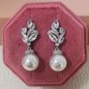 Brincos Elegantes de Flor com Pérola Sintética para Mulheres Estilo Japonês e Coreano Elegante Brincos Distintivos de Comprimento Médio Brincos de Noiva Europeus e Americanos e1004