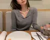 Camiseta interior de punto con cuello en V rojo para Año Nuevo y Navidad para mujer otoño e invierno nueva cálida ropa interior estilo deseo puro camiseta de manga larga suéter