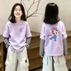 Camiseta de algodón de manga larga con cuello redondo y estampado de chica de dibujos animados, corte holgado, versátil, con rayas, imitación de dos piezas para niñas pequeñas