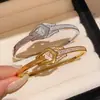 Pulseira de Ouro Real 18K Banhada com Zircônia Cruz Ferradura Fecho Corrente de Mão de Luxo Leve Alta Qualidade Fashion Joia de Mão Simples para Mulheres