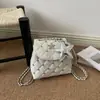 Bolsa de Ombro Estilosa com Corrente de Alto Acabamento para Mulheres, Nova Moda Verão 2026 Casual Nicho Tendência Pequena Quadrada de Ombro Único