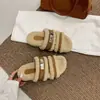 Outono de 2026 Novas Sandálias de Plataforma Simples Versáteis com Solado Grosso para Uso Externo com Uma Tira Pantufas de Lã de Cordeiro Modernas Casuais