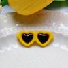 Gafas de sol de amor de tamaño pequeño, simulación de mini gafas de resina con forma de corazón de melocotón, accesorios de bricolaje con pegamento en crema, decoración de muñecas