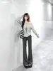 Conjunto de dos piezas: una sudadera casual de manga larga con un diseño de hombro asimétrico, combinada con pantalones sencillos de estilo coreano, creando un conjunto completo y elegante para el otoño