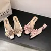 Elegantes mules cerrados para mujer, para uso exterior en verano, nuevo modelo 2026, satén floral estilo hada, adecuados para combinar con faldas, sandalias de tacón grueso