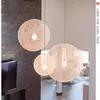 Designer nórdico da Holanda cria um lustre de sala suspenso com bolas de cânhamo e uma luz circular em formato de lua para o poço do elevador