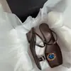 2026 Novas Sandálias de Dedo Elegantes Estilo Coreano Modernas com Strass Bico Quadrado Salto Grosso Cetim Celebridade da Internet Salto Alto