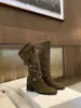 Entrega en stock de las nuevas botas largas para mujer de 2026, de 7 cm de altura, con correas cruzadas, tacones gruesos y botas de montar de tacón alto.