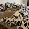 Juego de Ropa de Cama de Cuatro Piezas de Peluche de Piel de Conejo con Estampado de Leopardo Maillard Cubre Duvet de Felpa de Coral de Leche Grueso para Invierno Sábana Cálida Ropa de Cama