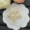 Broche Nuevo Estilo 2025 Chanel Estrella de Cinco Puntas Doble C para Mujer, Pin Pequeño de Acrílico Corazón Estilo Chanel, Accesorios Chanel al por Mayor