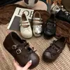 Sapatos Mary Jane Femininos com Rivets de Elevação Oculta para Ballet 2026 Verão Novo Bico Redondo Pequenos Sapatos de Couro com Tira Única Sapatos de Fundo Plano