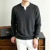 Suéter Masculino Estilo Old Money Falso Duas Peças 2026 Inverno Novo Espessado com Forro de Lã Quente Tricô Básico Suéter Atacado