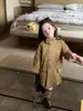Chaqueta para Niñas 2026 Otoño Nueva Llegada Estilo Academia Británica Sencillo Gabardina de Longitud Media para Bebés Ropa Exterior Plisada Moderna