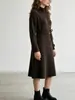 Abrigo de lana 2026 otoño e invierno nuevo estilo, textura de lujo ligero, de un solo pecho, corte holgado, con cinturón para atar, de longitud media, cárdigan plisado