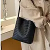 Bolso de mujer de alta gama 2026 nuevo de moda verano nicho patrón tejido bolso de hombro bolso cubo para ir al trabajo bolso de axila