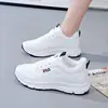 Otoño/Invierno 2026 Nuevo Estilo Felpa Gruesa Superficie de Cuero Suela Gruesa Zapatos de Papá Moda Versátil Casual Zapatos Deportivos YDH57