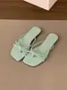 Primer Encuentro Jifa Zapatillas Viento de Noche Francés Calzado Exterior Zapatos de Mujer 2026 Nuevo Estilo Verano Suela Plana Tira Fina Plateado Sandalia