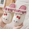 Nuevas pantuflas de cuero con textura, antideslizantes, impermeables y forradas de felpa para mujer, otoño e invierno 2026, adecuadas para usar en interiores en otoño e invierno, y diseñadas para parejas para mantenerse calientes