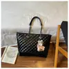 Bolso de Hombro Acolchado de Gran Capacidad para Mujer Estilo Fragancia Pequeña Hilo de Bordado Nuevo Moda Simple Lujo Ligero Bolso de Mano para Viaje