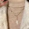 Collar de Barra de Oro Pequeña Amuleto de la Suerte para Mujer, Cadena para Suéter de Año Nuevo, Collar de Acero de Titanio, Joyería con Colgante de Cadena para Clavícula de Nicho de Lujo Ligero