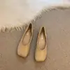 Sapatos de vovó quadrados retrô da moda para mulheres, de sola reta, novos mocassins estilo fada para outono e inverno de 2026, sapatos baixos de couro macio