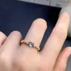 El anillo de topacio es de calidad impecable con un excelente color de fuego, y la piedra principal mide 5*5 mm.. Plata 925 incrustación finamente elaborada