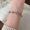 Pulsera de Trébol de Cuatro Hojas Hueca Brillante de Diamantes de Lujo Ligero para Mujer, Diseño de Nicho Dulce y Sofisticado, Joyería Exquisita de Alto Valor