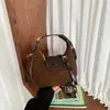 Bolso de mano único de gamuza con forma de media luna, un bolso cruzado ligero y versátil para mujer, un bolso pequeño con forma de dumpling, nuevo estilo 2026