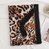 Bufanda Nueva con Estampado de Leopardo para Invierno, Cálida y a la Moda para Mujer, Protección Versátil a Prueba de Frío para el Cuello, Bufanda Chal Cálida para Mujer, Doble Uso
