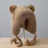 Chapéu de Pelúcia com Orelhas de Urso para Mulheres no Inverno com Tiras, Novo Chapéu Lei Feng Versátil com Proteção Auricular, Chapéu Pulôver de Ciclismo Estilo Coreano com Cúpula