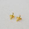 Pendientes pequeños, elegantes y sencillos de estilo japonés y coreano, de latón chapado en oro, con forma de serpiente, con hebilla para las orejas, para mujer