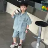 Conjunto de Verano de Mezclilla para Niños 2026 Nueva Camisa Elegante de Manga Corta y Pantalones Cortos Conjunto de Dos Piezas Moderno Genial Estilo Ropa de Trabajo para Niños