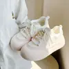 Zapatillas Transpirables Versátiles Antideslizantes para Mujer 2026 Nuevas Zapatos Blancos Finos de Suela Gruesa Primavera y Otoño Estudiante Nicho Zapatos de Pan