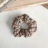 Ligas para el cabello con estampado estilo universitario de otoño e invierno, scrunchies elásticos dulces retro de Instagram, scrunchies pequeños para peinados de moño, color café para mujer