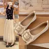 Zapatos planos versátiles de hebilla cuadrada baja para mujer 2025 estilo popular de celebridad de internet cómodos sin cordones zapatos perezosos para commuting para mujer para uso en exteriores