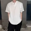 2026 Verano Holgada Cuello en V Color Sólido Estilo Hong Kong Camiseta de Manga Corta para Hombre Ropa Interior Superior Camiseta Blanca Talla Extra Ropa para Hombre