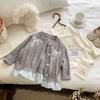 Conjunto de Roupa Outono Estilo Coreano para Bebê Menina 25 Novo Fofo Cardigã Suéter Cinza Tricotado Saia Xadrez com Botões Coloridos Conjunto de Duas Peças