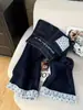 Jeans de mujer azul oscuro para otoño e invierno, forrados de polar, estilo casual, con bordado de letras de color contrastante, de cintura alta, pierna recta, con puños, pantalones de pierna ancha, modernos