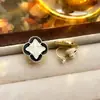 Pendientes Piercing de Moda y de Alta Gama Incrustados con Diamantes Negros para Mujer en Otoño e Invierno, Versátiles Pendientes de Clip Triángulo de Lujo Ligero al por Mayor