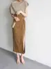 Falda Asimétrica de Rodilla Color Mostaza Top de Punto con Cuello Granate Camiseta Camisa